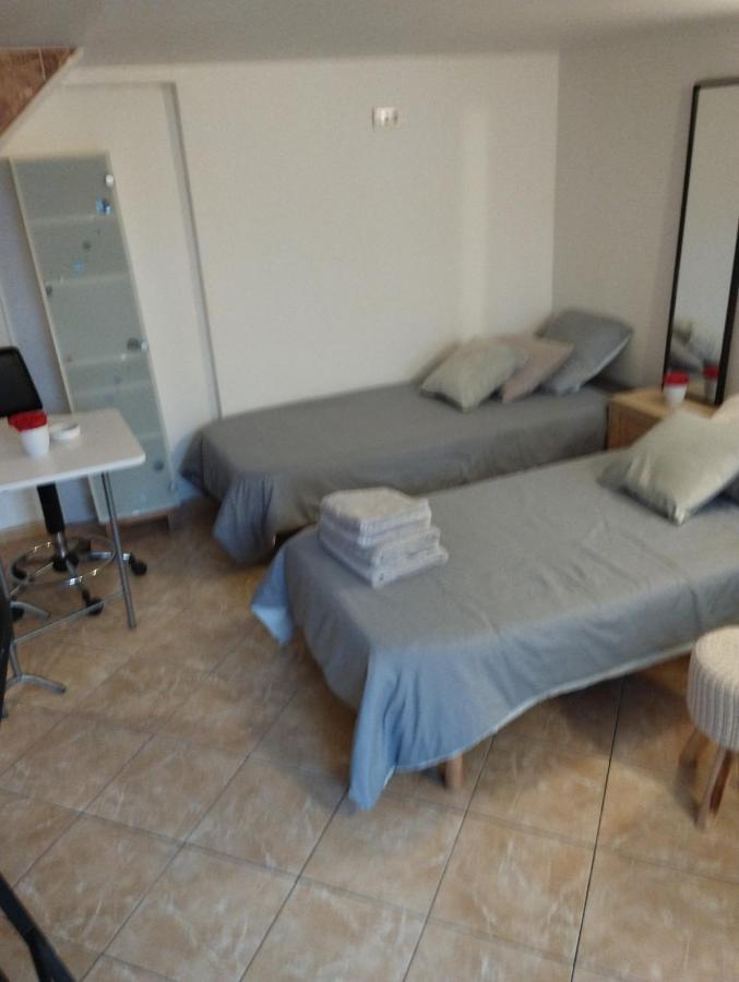 La Ferté-Gaucher Studio Meuble Avec Piscine Partagee מראה חיצוני תמונה
