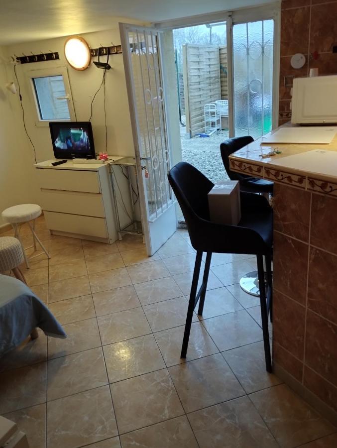 La Ferté-Gaucher Studio Meuble Avec Piscine Partagee מראה חיצוני תמונה